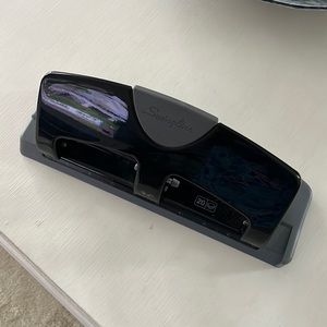 SWINGLINE
Three-Hole Paper Punch, 20 Sheets, Blk/Gray